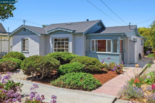 909 Elm St, El Cerrito CA: https://media.crmls.org/mediaz/0f07c6e2-9a89-43ee-9ed4-865db22b6320.jpg