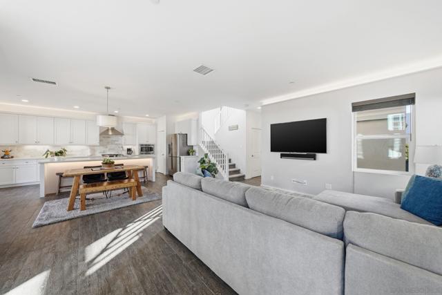 8337 Summit way, San Diego CA: https://media.crmls.org/mediaz/0f07edca-7dc8-43b0-a35b-2841cd48d813.jpg