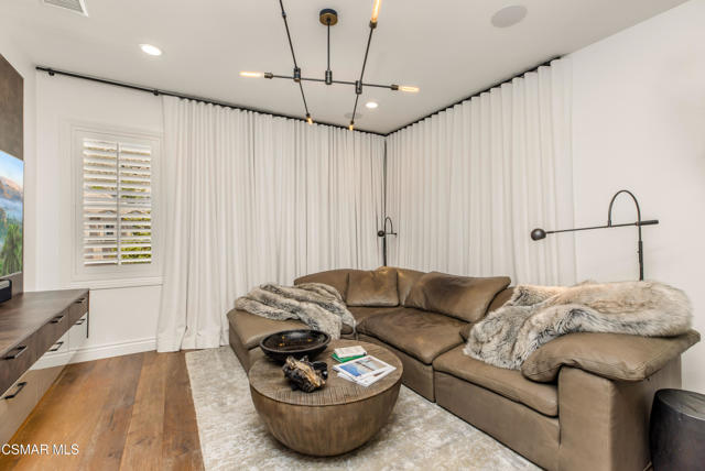 6072 Mandeville Place, Oak Park CA: https://media.crmls.org/mediaz/0f07ff59-c264-4660-a54b-d0d7fdf3ebfb.jpg