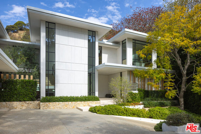 9509 Heather Road, Beverly Hills CA: https://media.crmls.org/mediaz/0f084022-c6a4-48a9-a0c6-e16ff8a8176c.jpg