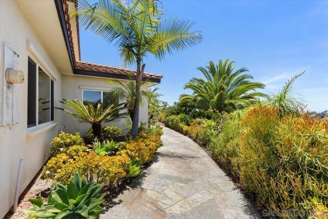2342 CARIOCA PL, Vista CA: https://media.crmls.org/mediaz/0f08c216-4be5-4823-a495-a5108dea4f88.jpg