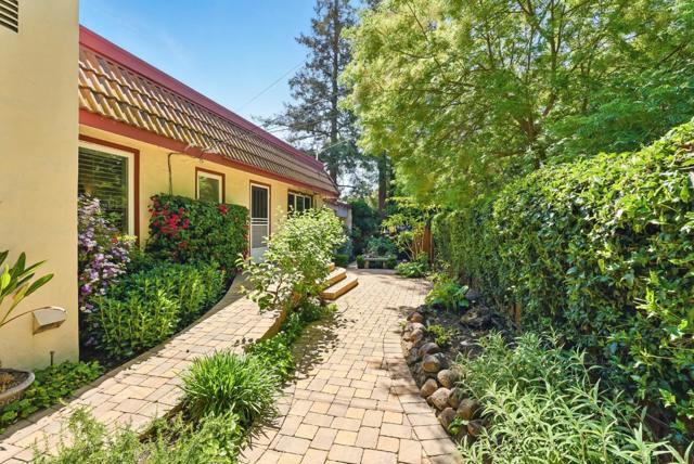 435 Edgewood Road, Redwood City CA: https://media.crmls.org/mediaz/0f0927d4-9c58-421a-9572-80d6b06cd8f6.jpg