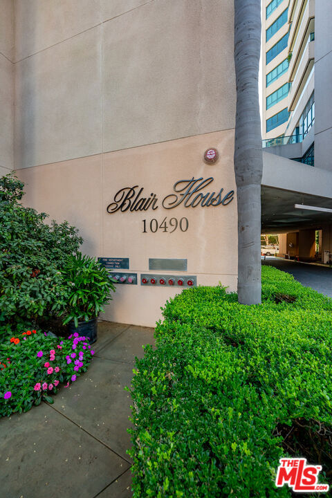 10490 Wilshire Boulevard, Los Angeles CA: https://media.crmls.org/mediaz/0f0c4694-fd3c-48cf-b536-e5a7f066b7e6.jpg