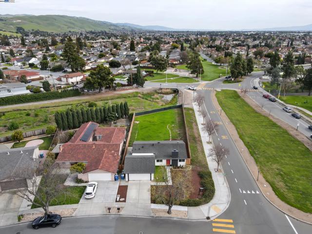 1300 Cirolero St, Milpitas CA: https://media.crmls.org/mediaz/0f0d4691-cabf-4838-8477-b852329f3d16.jpg