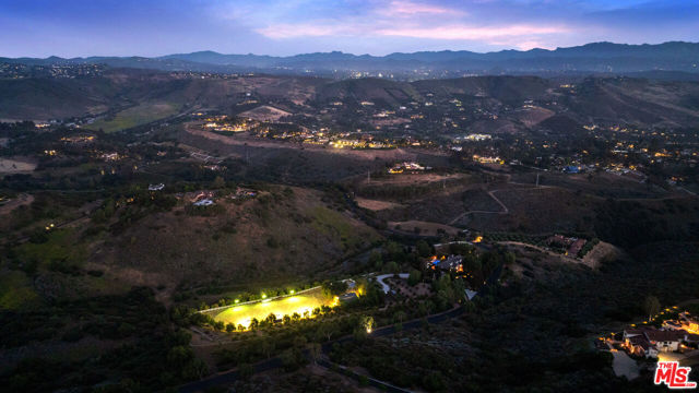 13418 Nightsky Drive, Camarillo CA: https://media.crmls.org/mediaz/0f0e0a5c-e9d7-44d1-bd52-b8b6705bc757.jpg