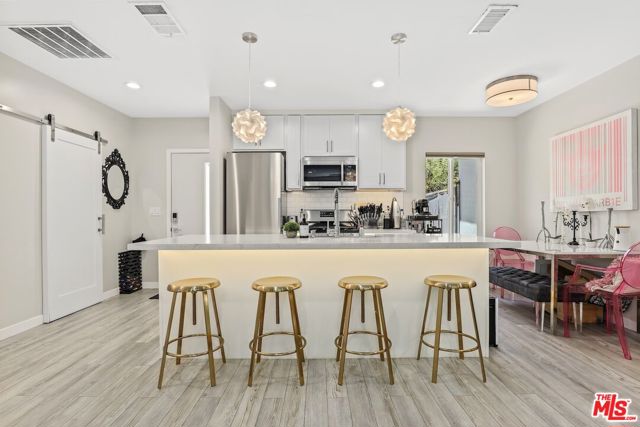 6526 San Vicente Boulevard, Los Angeles CA: https://media.crmls.org/mediaz/0f0ebb4a-63e0-40ad-a382-48e6556828b4.jpg