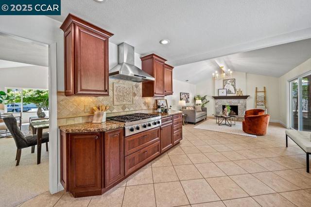 21 Mirango Ct, Clayton CA: https://media.crmls.org/mediaz/0f0ed7a8-175c-4716-83bb-37d1b1692b6b.jpg