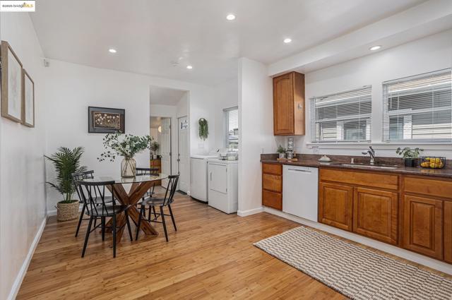 879 45Th St, Oakland CA: https://media.crmls.org/mediaz/0f0eea90-6534-4b62-b970-6ce437451c4b.jpg