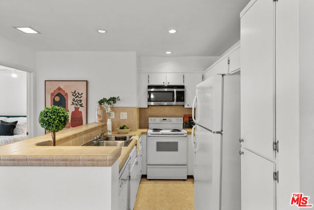 1885 Veteran Avenue, Los Angeles CA: https://media.crmls.org/mediaz/0f0f5394-6c1d-4263-a1ba-e9971ed5cada.jpg