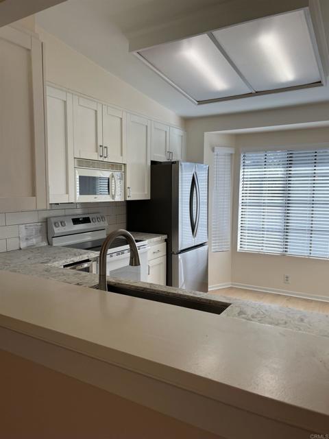 Detail Gallery Image 4 of 13 For 8840 Villa La Jolla Dr #301,  La Jolla,  CA 92037 - 3 Beds | 2 Baths