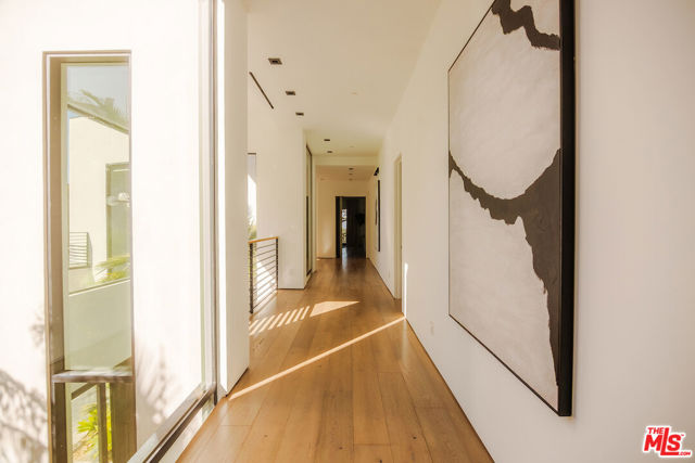 13331 Mulholland Drive, Beverly Hills CA: https://media.crmls.org/mediaz/0f10447e-6388-4a48-a28b-b185af1abf55.jpg