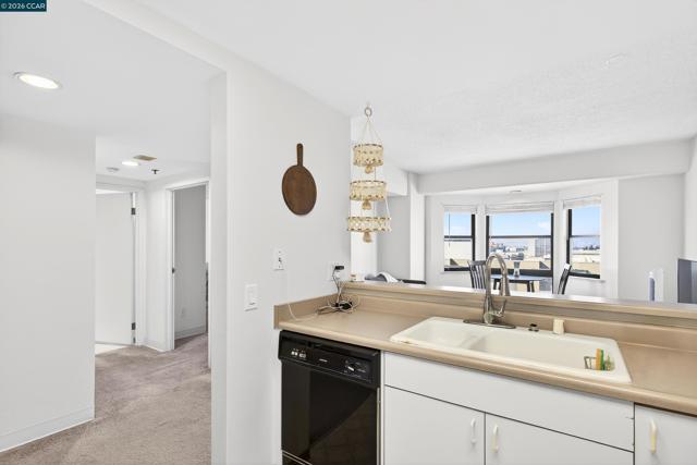 988 Franklin St, Oakland CA: https://media.crmls.org/mediaz/0f107107-279c-4abf-835c-2c1a9d134a5a.jpg