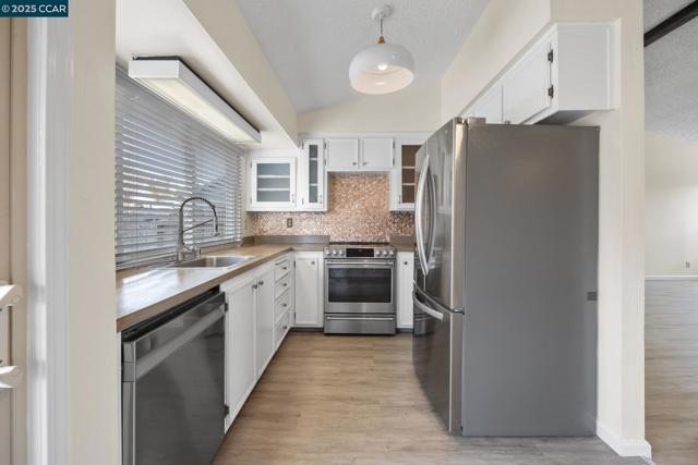 5571 Sepulveda Ct, Concord CA: https://media.crmls.org/mediaz/0f10da20-802a-4fce-b81a-d862292d9266.jpg