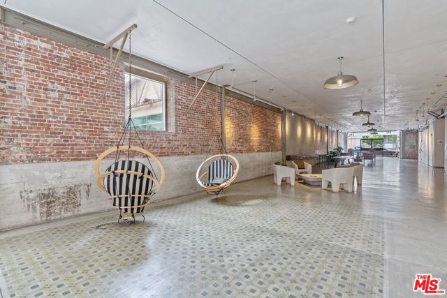 527 Molino Street, Los Angeles CA: https://media.crmls.org/mediaz/0f129e71-b33f-47a9-95ab-1412fc2195ad.jpg