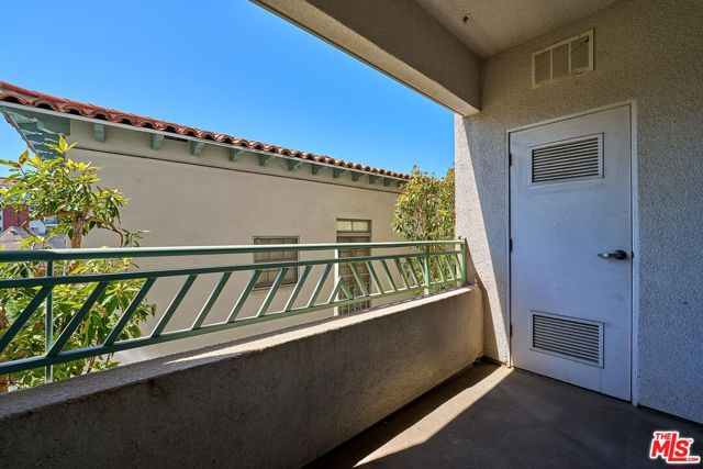 906 S Serrano Avenue, Los Angeles CA: https://media.crmls.org/mediaz/0f140a72-79ab-479a-9017-7a3607dc8622.jpg