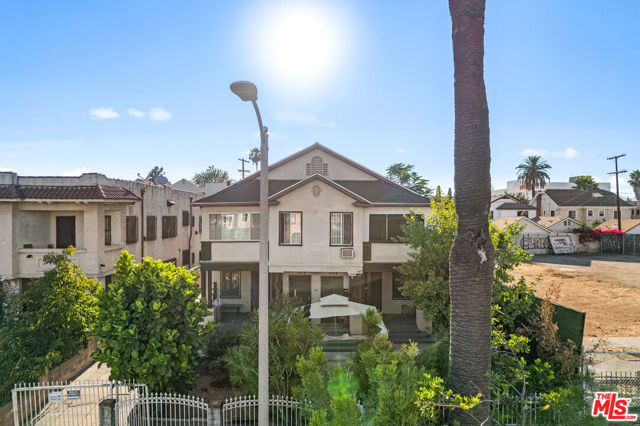 1011 N N Heliotrope Drive, Los Angeles CA: https://media.crmls.org/mediaz/0f169843-d7f6-4157-9ca4-e7f640d4d21c.jpg
