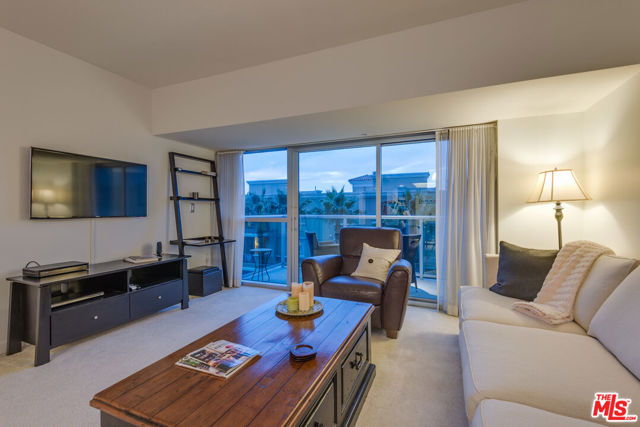 13700 MARINA POINTE Drive, Marina del Rey CA: https://media.crmls.org/mediaz/0f179252-c4f6-484f-aed5-17a9add14996.jpg