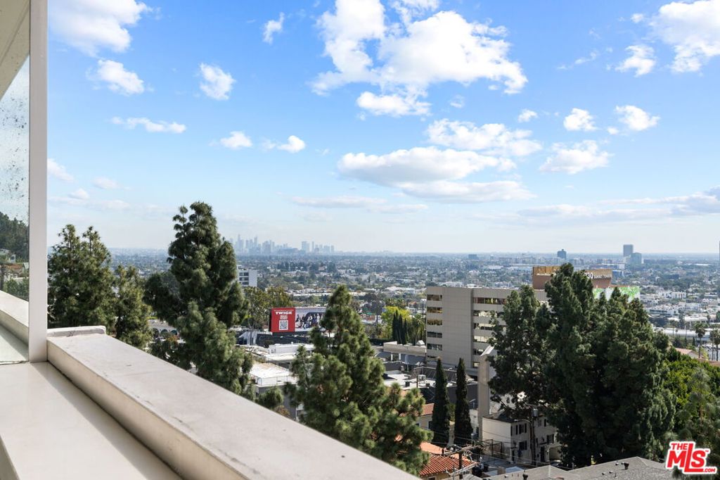 https://media.crmls.org/mediaz/0f182440-5ebd-42d9-b50a-afb496d5b2c4.jpg?preset=X-Large