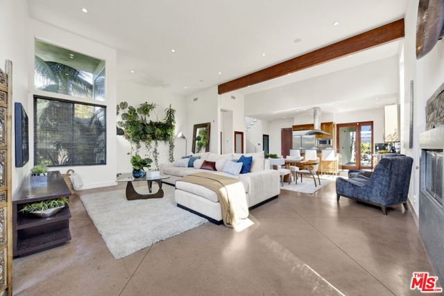 2336 Boone Avenue, Venice CA: https://media.crmls.org/mediaz/0f18d496-2d05-4b28-81f6-66720f98cb63.jpg