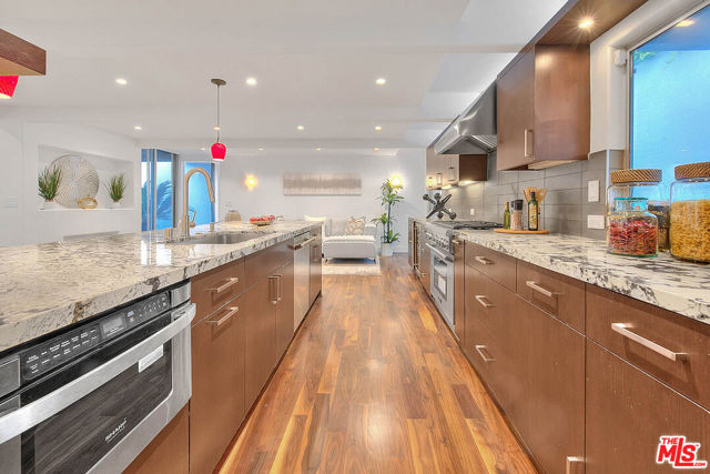 3804 Duray Place, Los Angeles CA: https://media.crmls.org/mediaz/0f18f59c-5f3a-4c29-8867-d574ec9bd210.jpg