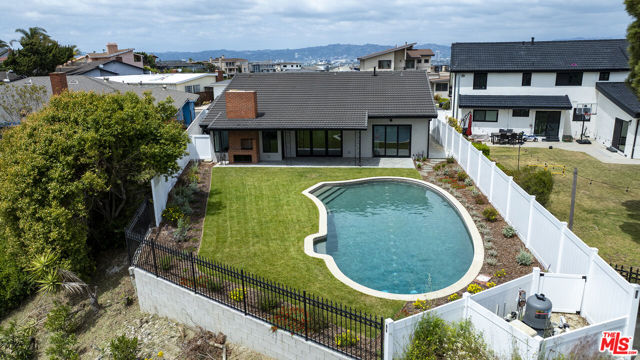 4444 Don Felipe Drive, Los Angeles CA: https://media.crmls.org/mediaz/0f19b3c0-1e0f-4b74-a3f4-ba9265e01e3e.jpg