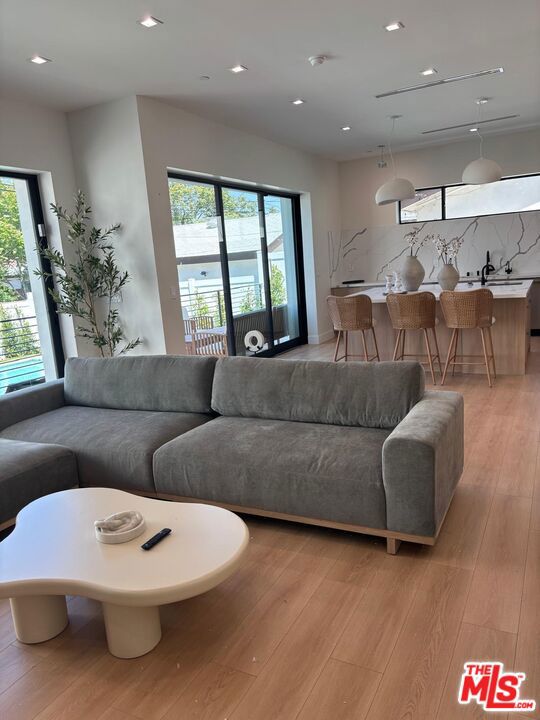 5929 Hesperia Avenue, Encino CA: https://media.crmls.org/mediaz/0f19da36-a5d0-408a-8221-904c58cef66e.jpg