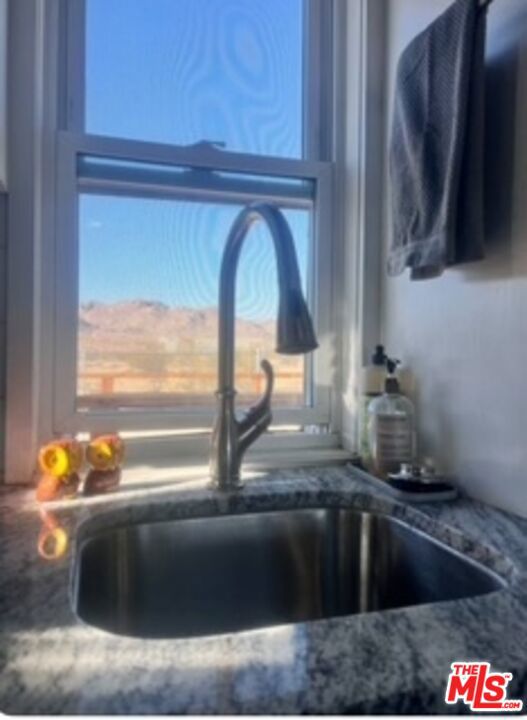 5840 White Feather Road, Joshua Tree CA: https://media.crmls.org/mediaz/0f1a5036-33e4-4385-984d-82b223dc1f33.jpg