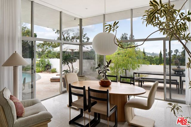 11513 Dona Cecilia Drive, Studio City CA: https://media.crmls.org/mediaz/0f1ac7b8-889a-4be3-8922-c66bcee51e64.jpg