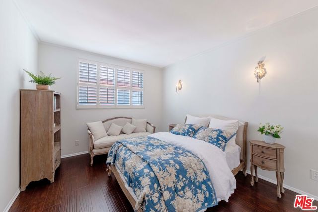933 17th Street, Santa Monica CA: https://media.crmls.org/mediaz/0f1aec36-84ee-4750-bb47-49c144183cb9.jpg