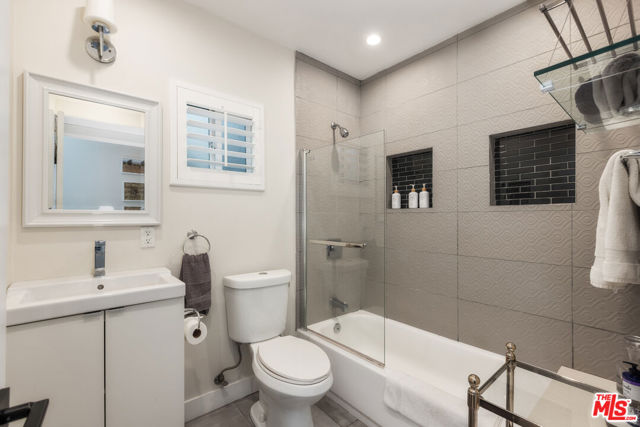 3839 Marcasel Avenue, Los Angeles CA: https://media.crmls.org/mediaz/0f1b340e-b9d2-46f1-84b6-8863b20f272b.jpg