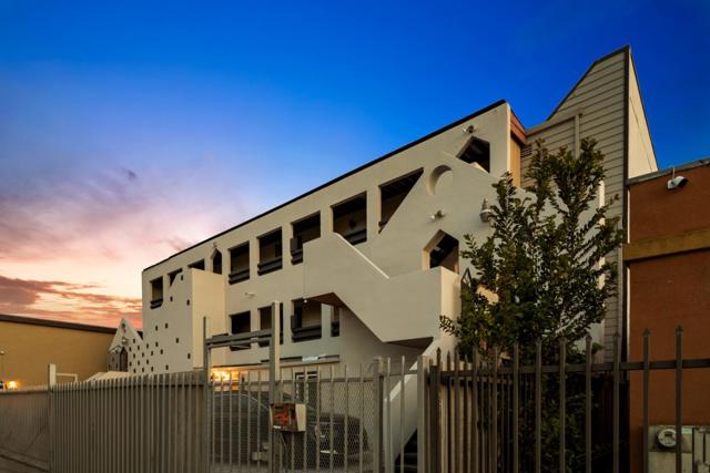 441 W Macarthur Boulevard, Oakland CA: https://media.crmls.org/mediaz/0f1c9693-99ef-42f4-a1c3-36b36b45bf76.jpg