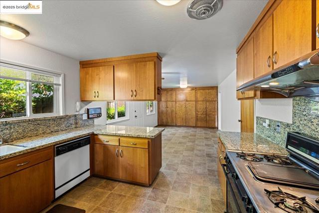 3312 Wisconsin St, Oakland CA: https://media.crmls.org/mediaz/0f1dac81-f2d3-4405-8fb7-2b414f3f4ad3.jpg