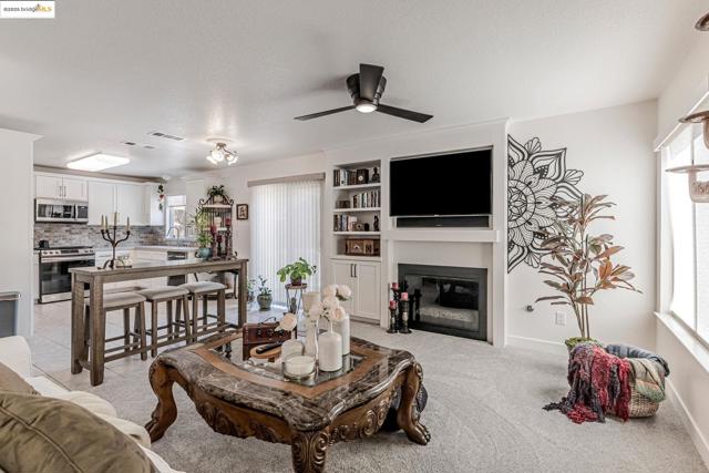 8215 Red Elk Dr, Elk Grove CA: https://media.crmls.org/mediaz/0f1dcde1-ee3a-4326-8e7c-057456e7d054.jpg