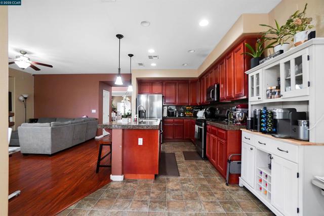 115 Montevino Ct, Oakley CA: https://media.crmls.org/mediaz/0f1e7382-98b6-4af5-a3c1-adba57b55d1d.jpg