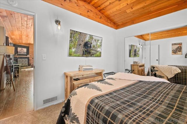 43734 Yosemite Drive, Big Bear CA: https://media.crmls.org/mediaz/0f1ecbeb-dd93-49a3-91d1-64097e3ff1c4.jpg