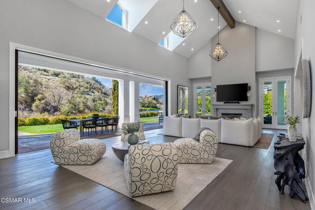 2385 Calbourne Court, Lake Sherwood CA: https://media.crmls.org/mediaz/0f203288-eead-4d23-92dc-2d1f5856cc10.jpg