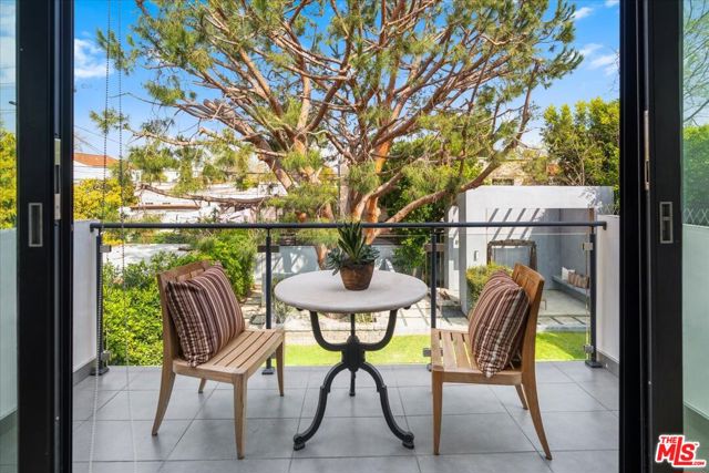 616 N FULLER Avenue, Los Angeles CA: https://media.crmls.org/mediaz/0f204680-b01e-409f-8dd3-46b1865a6850.jpg
