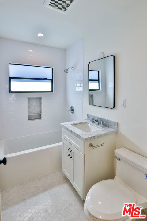 22227 PACIFIC COAST Highway, Malibu CA: https://media.crmls.org/mediaz/0f2086d1-5d24-4c73-935a-59aa72771137.jpg