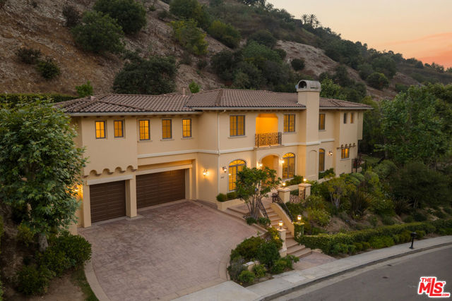 3697 Benedict Canyon Lane, Sherman Oaks CA: https://media.crmls.org/mediaz/0f21354c-de92-44a2-940a-e2cc6daab327.jpg