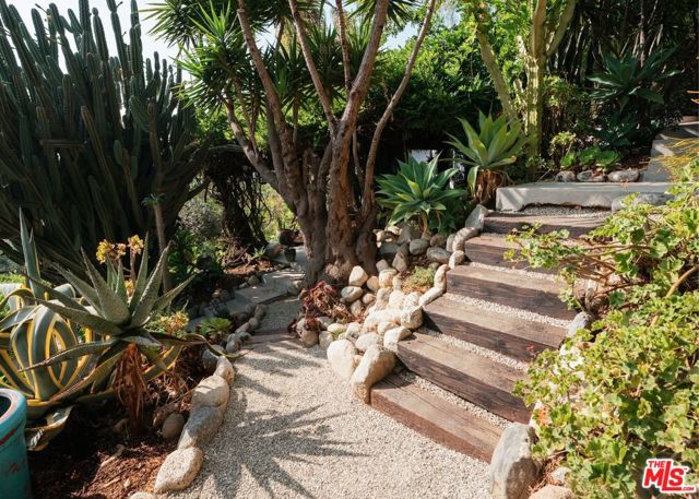 4559 E Rose Hill Drive, Los Angeles CA: https://media.crmls.org/mediaz/0f222460-fd5b-40a5-b222-8de03a56f355.jpg