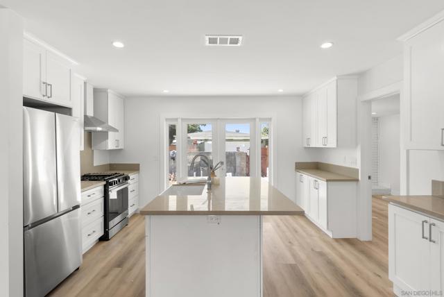 291 Ebony Avenue, Imperial Beach CA: https://media.crmls.org/mediaz/0f223649-7d58-4798-bb4f-d2dc07d724ce.jpg