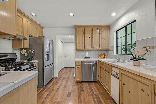 39280 Marbella Terraza, Fremont CA: https://media.crmls.org/mediaz/0f234256-8ff6-4c72-9855-646c871178ea.jpg