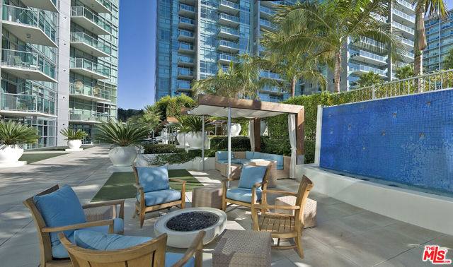 13700 Marina Pointe Drive, Marina del Rey CA: https://media.crmls.org/mediaz/0f237d65-3f49-4978-8480-581dfc7dd6c4.jpg
