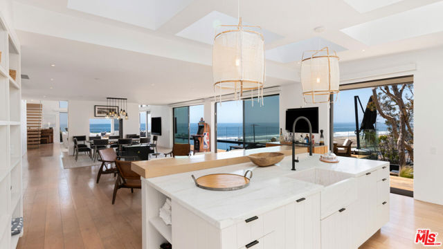 6463 Surfside Way, Malibu CA: https://media.crmls.org/mediaz/0f23fb32-0735-4809-b56a-5fa9df70322e.jpg