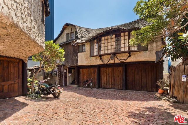 3825 Dunn Drive, Culver City CA: https://media.crmls.org/mediaz/0f24037d-ee13-43d0-ace5-28b5d03f0bf6.jpg