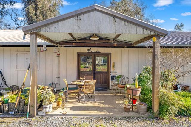 6915 Redwood Retreat Road, Gilroy CA: https://media.crmls.org/mediaz/0f24d711-505c-424b-bbb1-64e9e6522701.jpg