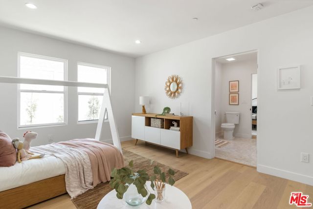 Image 26 of 56 For 4525 Greenbush Avenue