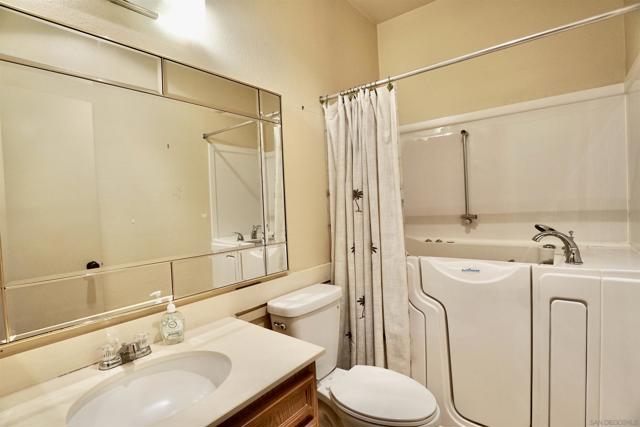 2nd bathroom with walk-in Tub