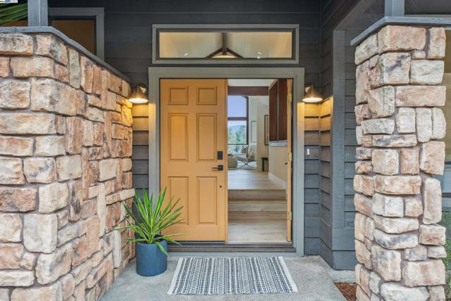 1768 Astor Ct, San Leandro CA: https://media.crmls.org/mediaz/0f25fb65-9a95-49ba-bcb8-fb169c7a91eb.jpg