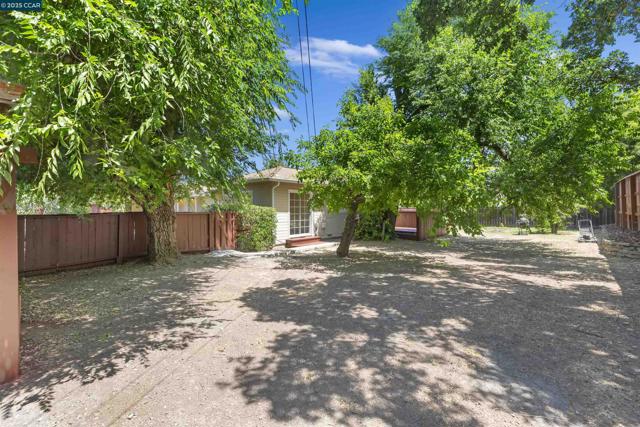 828 Bancroft Rd, Walnut Creek CA: https://media.crmls.org/mediaz/0f25ff14-9175-467b-bd3b-a8fe393f7bb8.jpg